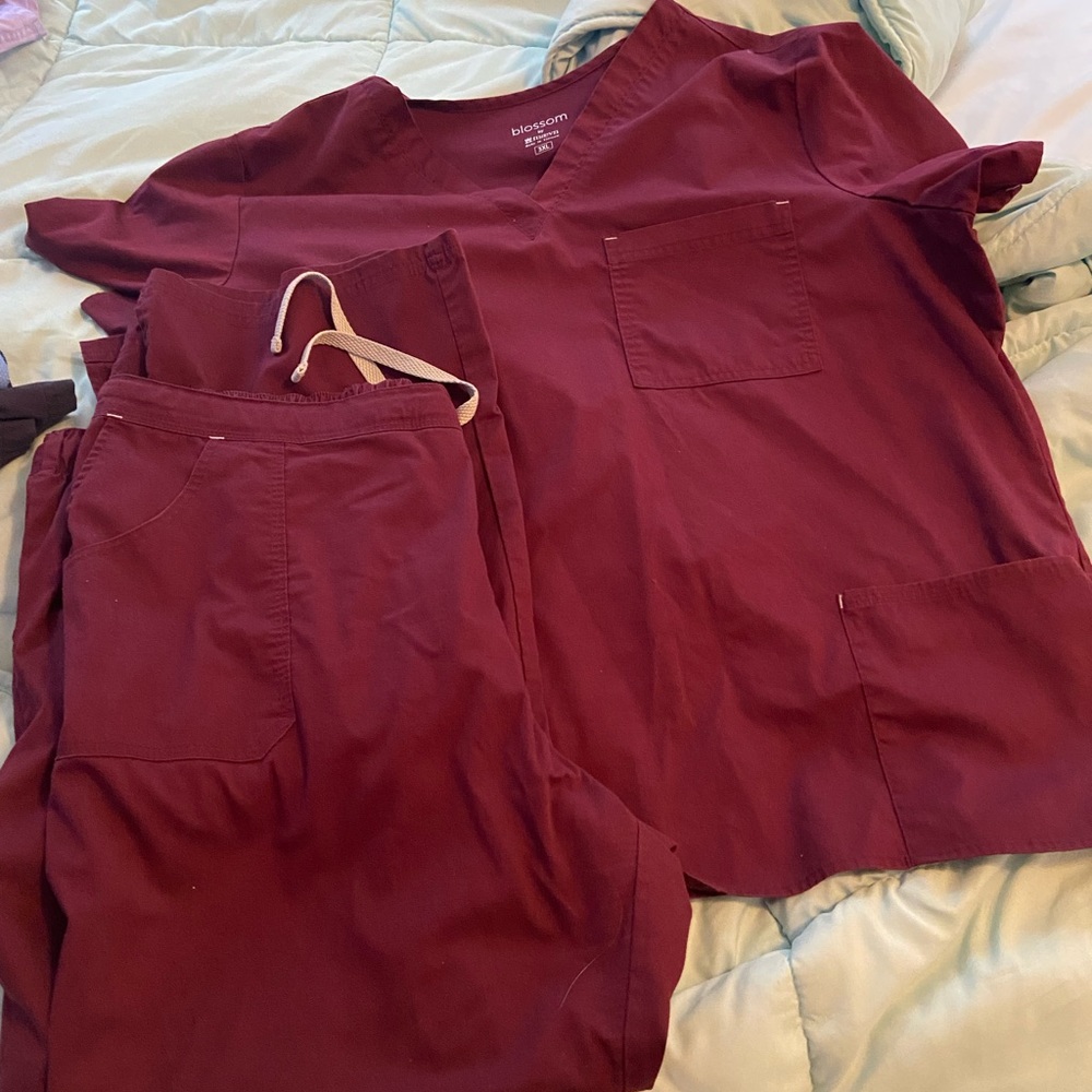 Maevn scrub set